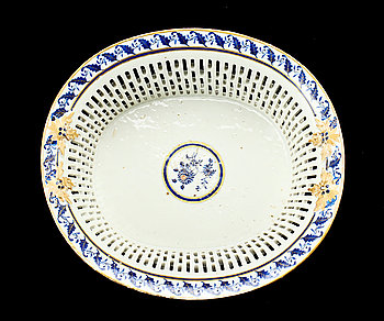 249355. GALLERSKÅL, porslin, Kina, Jiaqing 1769 - 1820.