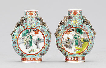 251447. PILGRIMSKRUS, ett par, porslin, 1800-tal.