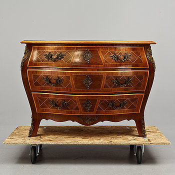 252958. BYRÅ, rokokostil, 1900-talets mitt.