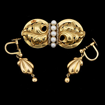 253759. ÖRHÄNGEN samt BROSCH, 18k guld, 1900-tal. Vikt 9 g.