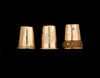 254573. FINGERBORGAR, 3 st, guld 18K, bla Gustaf Dahlgren  Co i Malmö. Totalvikt ca 8 gram.