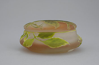 254738. ASK MED LOCK, glas, Emile Gallé, Nancy, Frankrike. 1900-talets första hälft.