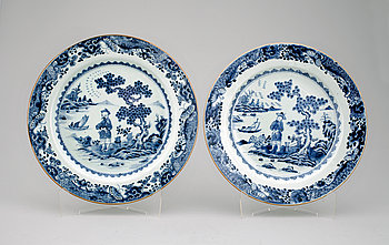 254865. TALLRIKAR, 2 st, porslin, Qianlong, Kina. 1700-tal.