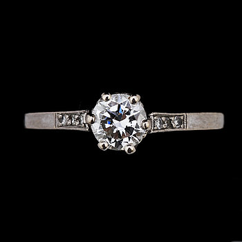 260447. RING, 18k vitguld med en briljantslipad diamant, 0.4 ct samt 6 små åttkantslipade diamanter. Vikt 3 g.