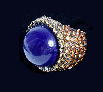 260868. RING, cabochonslipad lapis lazuli, gula och orange safirer.
