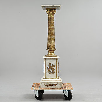 260875. PIEDESTAL, empirestil, 1900-tal.