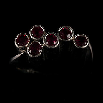261332. RING, 18k vitguld med 6 rubiner. Vikt 14 g.