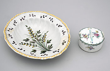 261400. PARTI FAJANS, smörask samt fat, sekelskiftet 1900.