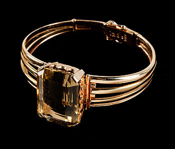 261550. ARMRING, 18k guld med citrin, Stockholm, 1967. Tot ca 52 g.