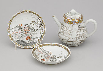 262236. TEKANNA med LOCK, samt två FAT, kompaniporslin. Qing dynastin, Qianlong 1736-95.