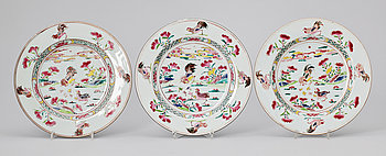264015. TALLRIKAR, 3 st, porslin, Qianlong, Kina 1700-tal.