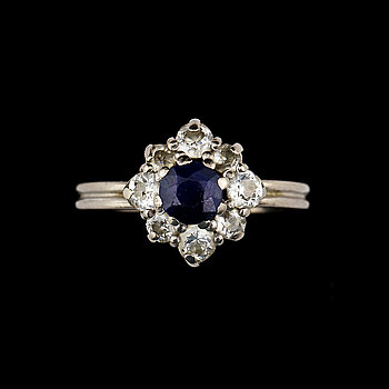 264361. RING, 18k guld med blå safir och 8 antikslipade diamanter. Vikt 5g.