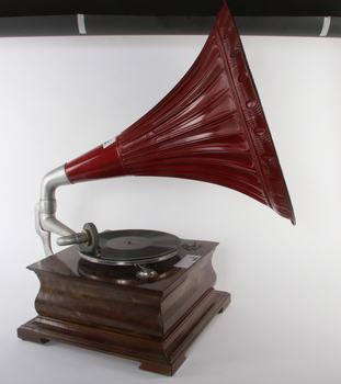 26511. TRATTGRAMMOFON.