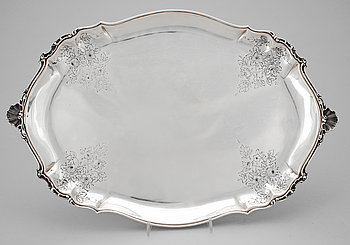 267392. BRICKA, rokokostil, 1900-tal. Silverhalt 830. Vikt ca 804g.