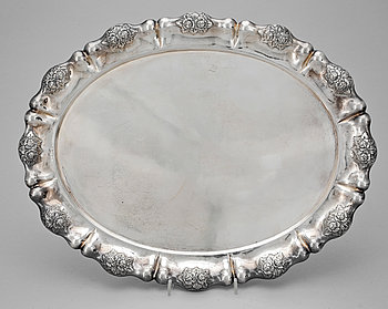 269635. BRICKA, silver, otydliga stämplar, troligen Österrike, 18001900-tal. Vikt ca 800 gram.