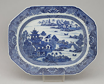 269660. STEKFAT, porslin, Kina, Qianlong 1736-1796.