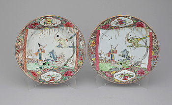 271441. TALLRIKAR, ett par, porslin, Qianlong 1736-95, Kina.