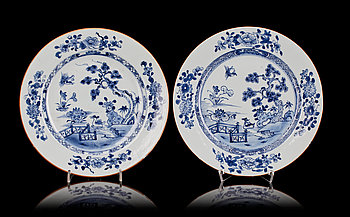 271456. TALLRIKAR, ett par, porslin. Qianlong 1736-1795, Kina.
