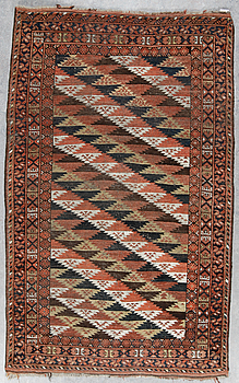 271601. MATTA, semiantik Ersari sannolikt. Ca 186,5 samt ca 4 cm slätväv på kortsidorna sammanlagt x 116 cm.