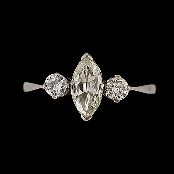 271626. RING, 18k vitguld med 2 briljantslipade diamanter tot ca 0.2 ct samt en navetteslipad diamant ca 0.8 ct. Vikt 4 g.