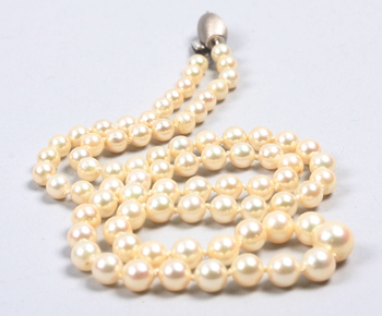 27251. PÄRLCOLLIER, odlade pärlor, lås av vitguld.