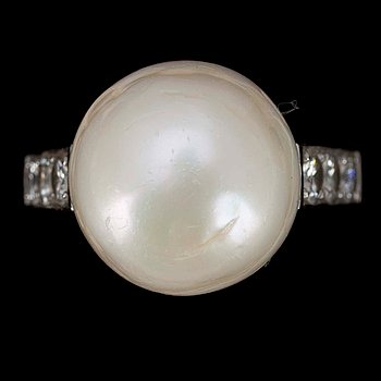 272700. RING, vitguld 18K, briljantslipade diamanter, tot. ca 0,4 ct samt pärla, 1,2. Sverige 1969.