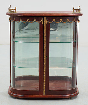 272718. HÄNGVITRINSKÅP, 18001900-tal.