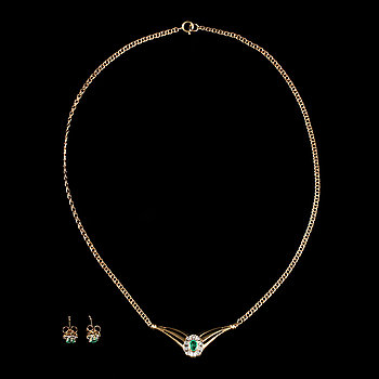 274820. COLLIER OCH ÖRHÄNGEN, ett par, 18k guld med smaragder och små diamanter. Vikt 6,7 g.
