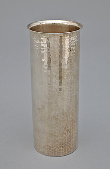 275064. VAS, silver, svenska importstämplar. 1900-talets andra hälft. Vikt ca  270 gram.