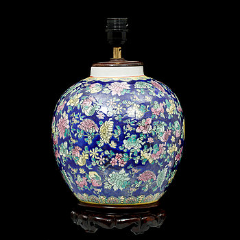 275553. BORDSLAMPA, porslin, orientalisk, 1900-talets andra hälft.