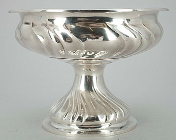 275748. SKÅL PÅ FOT, silver, Stockholm, 1917. Tot vikt 675 g.