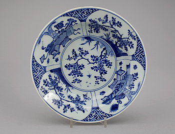 276164. TALLRIK, porslin, Qing dynastin, 1700-tal Kina.