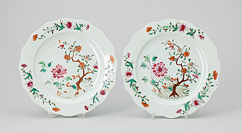 276366. TALLRIKAR, ett par, porslin, Kina, Qianlong 1736-95.