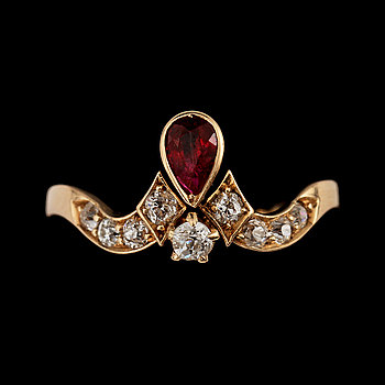 276499. RING, 18k guld med fasettslipad rubin samt 9 gammalslipade diamanter, 1900-tal. Vikt 3 g.