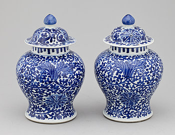 277054. LOCKURNOR, ett par, porslin, Mingstil, Kina, troligen 1800-tal.