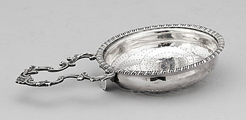 277436. TESIL, silver, delvis otydl stämplar, London, troligen 1760-tal. Vikt ca 100 gram.