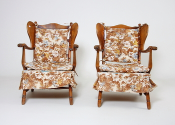 27767. ÖRONLAPPSFÅTÖLJER, ett par, 1900-tal.