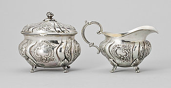 279536. SOCKERSKÅL samt GRÄDDKANNA, 2 delar, silver, Rokokostil, Hultman, J L, Stockholm 1951, vikt tot ca 627 gram.