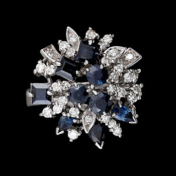 279677. RING, 18k vitguld med olika slipade safirer och åttkantsslipade diamanter. Tot vikt 8,1g.