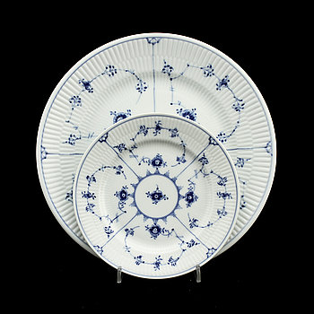 280318. TALLRIKAR, 18 st, porslin, Musselmalet Riflet, Royal Copenhagen, 1900-tal.