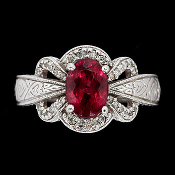 281980. RING, 14k vitguld med små diamanter och röd Topaz. Vikt 6,7 g.