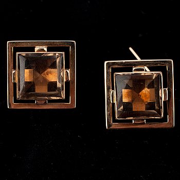 282000. MANSCHETTKNAPPAR 2 ST, 18 K guld, Helsingfors 1970 och 1959.