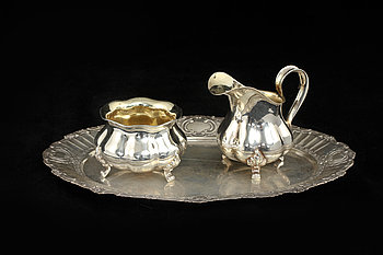 283747. GRÄDDKANNA, SOCKERSKÅL samt BRICKA, silver, 1900-tal. Vikt 380 g.