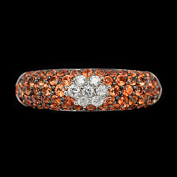 288162. RING, 18k vitguld med briljantslipade diamanter tot ca 0,20 ct samt gula safirer. Vikt 6,3 g.