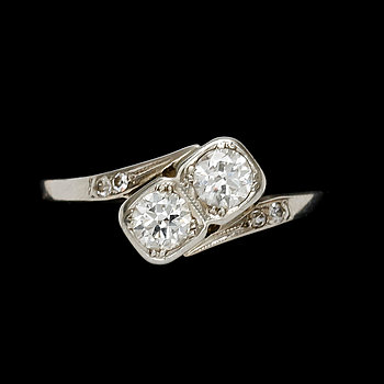 290502. RING, 18k vitguld med gammalslipade diamanter tot ca 0,50 ct. Vikt 3,3.