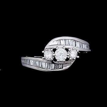 291141. RING, 10k vitguld, 3 briljantslipade diamanter o ca25 små baguettslipade diamanter, tot ca1,33ct. Tot vikt ca 3,6g.