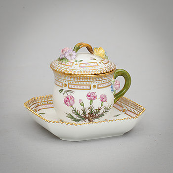 292723. CREMEKOPP PÅ FAT, porslin, Royal Copenhagen Flora Danica.