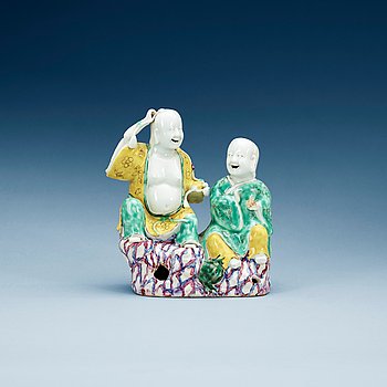 293096. FIGURIN, porslin. Qing dynastin, Qianlong 1736-95.