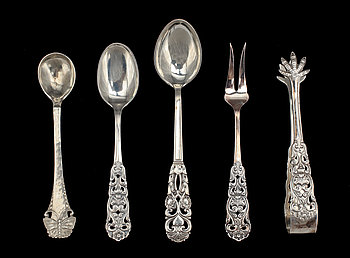294793. PARTI KAFFESKEDAR, 25 st, samt SOCKERTÅNG och KAKGAFFEL, silver, 1900-talets mitt. tot. 251,6 gram.