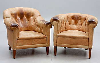 295726. FÅTÖLJER, två st, läder, Chesterfieldmodell. 1900-talets första hälft.